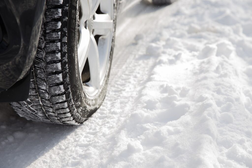 Décryptage de la réglementation des pneus neige: ce que chaque automobiliste devrait savoir